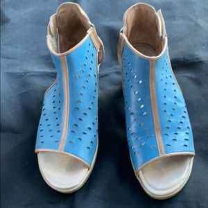 2 inch heel Naot sandals Velcro closure